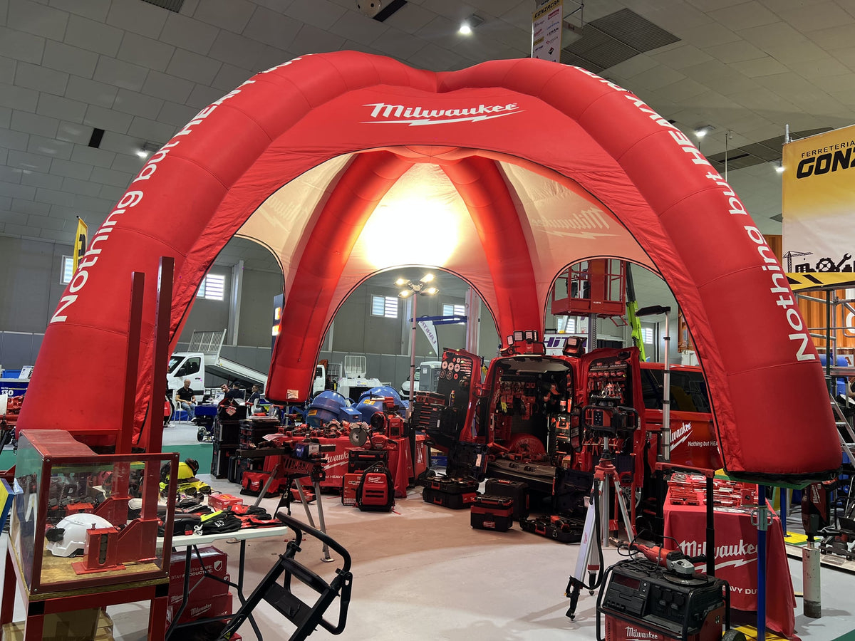 Zona Milwaukee con su cúpula roja hinchable junto al stand de Gonzacar en FECONS 2026