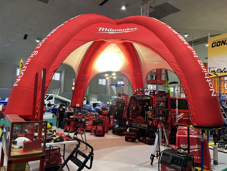 Zona Milwaukee con su cúpula roja hinchable junto al stand de Gonzacar en FECONS 2026